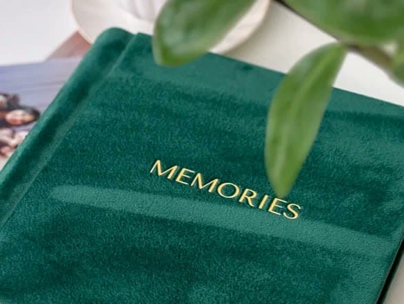 Золотая надпись MEMORIES термоплёнкой на зелёном велюровом альбоме — макро